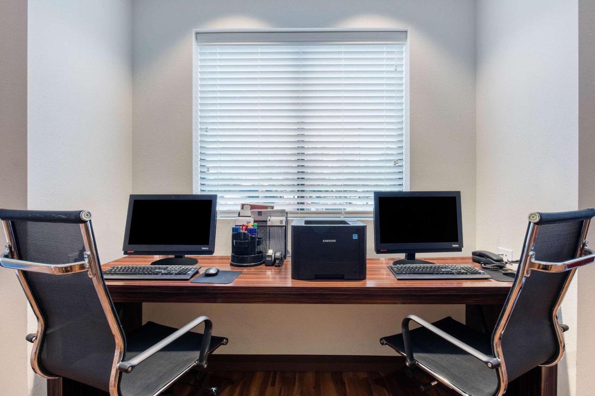 Mainstay Suites St Louis Airport Бриджтон Экстерьер фото